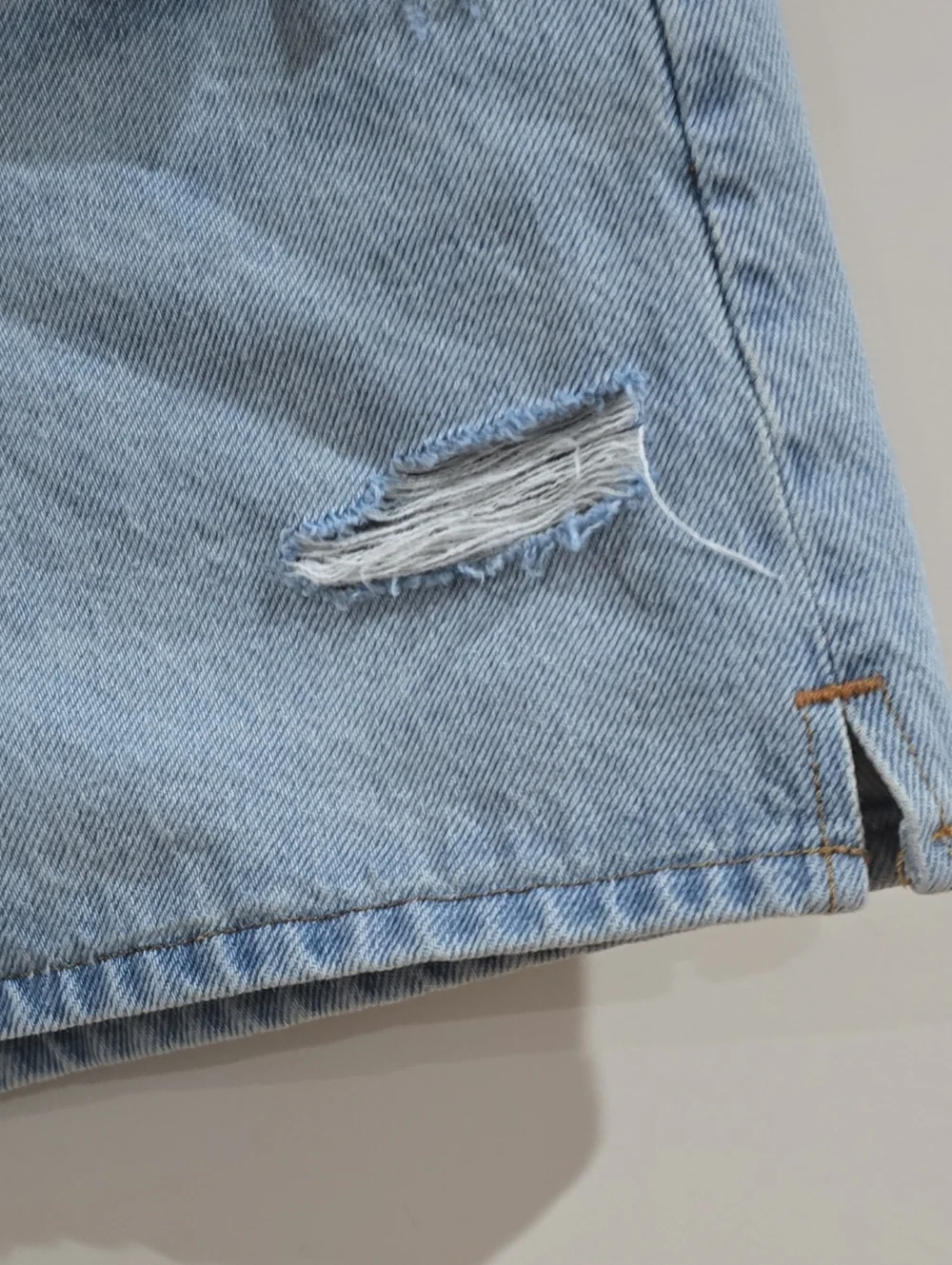 Universal Thread Women's 90s Baggy Denim Shorts Light Wash Mid Rise Size 6